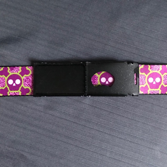 NWOT Skull and Crossbones Nylon belt - Picture 7 of 7
